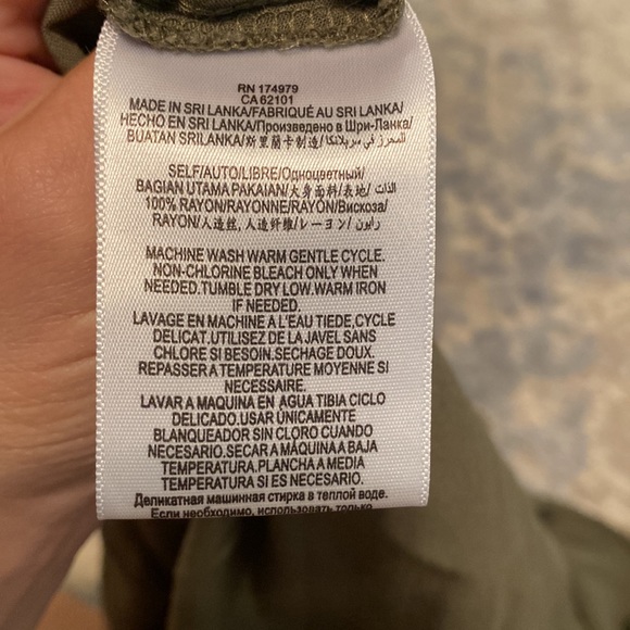 Olive green High low BCBG button front top size medium - Picture 5 of 5